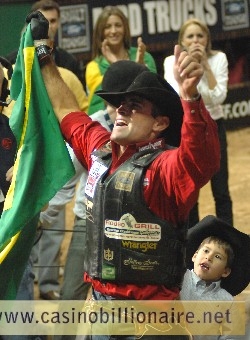 Guilherme Marchi de Leme conquista primeiro lugar no Professional Bull Rider (PBR) 2008, principal competi��o de montaria em touros do mundo.<br />

